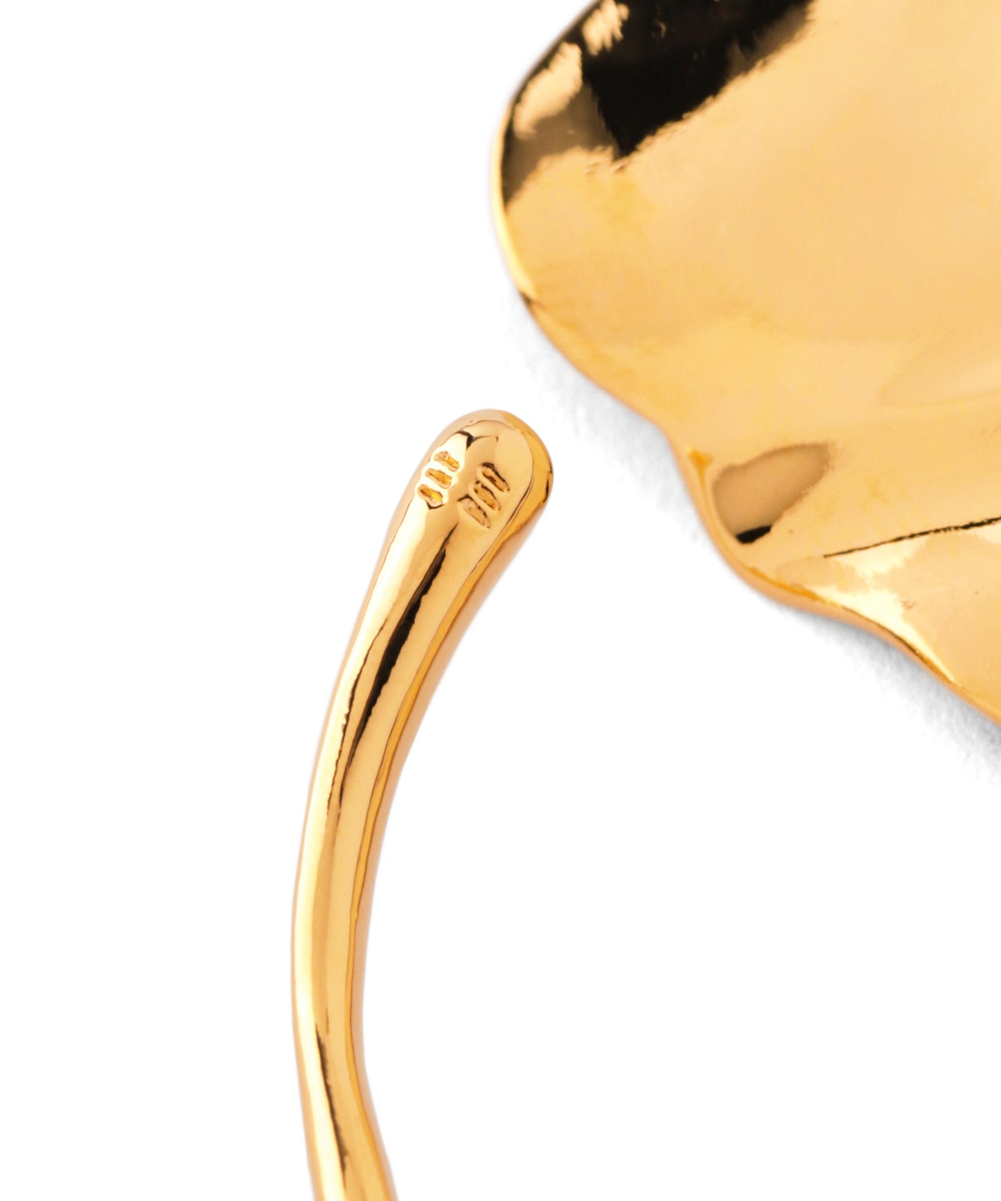 【Online Exclusive】Voluminous Leaf Hook Ear Cuff