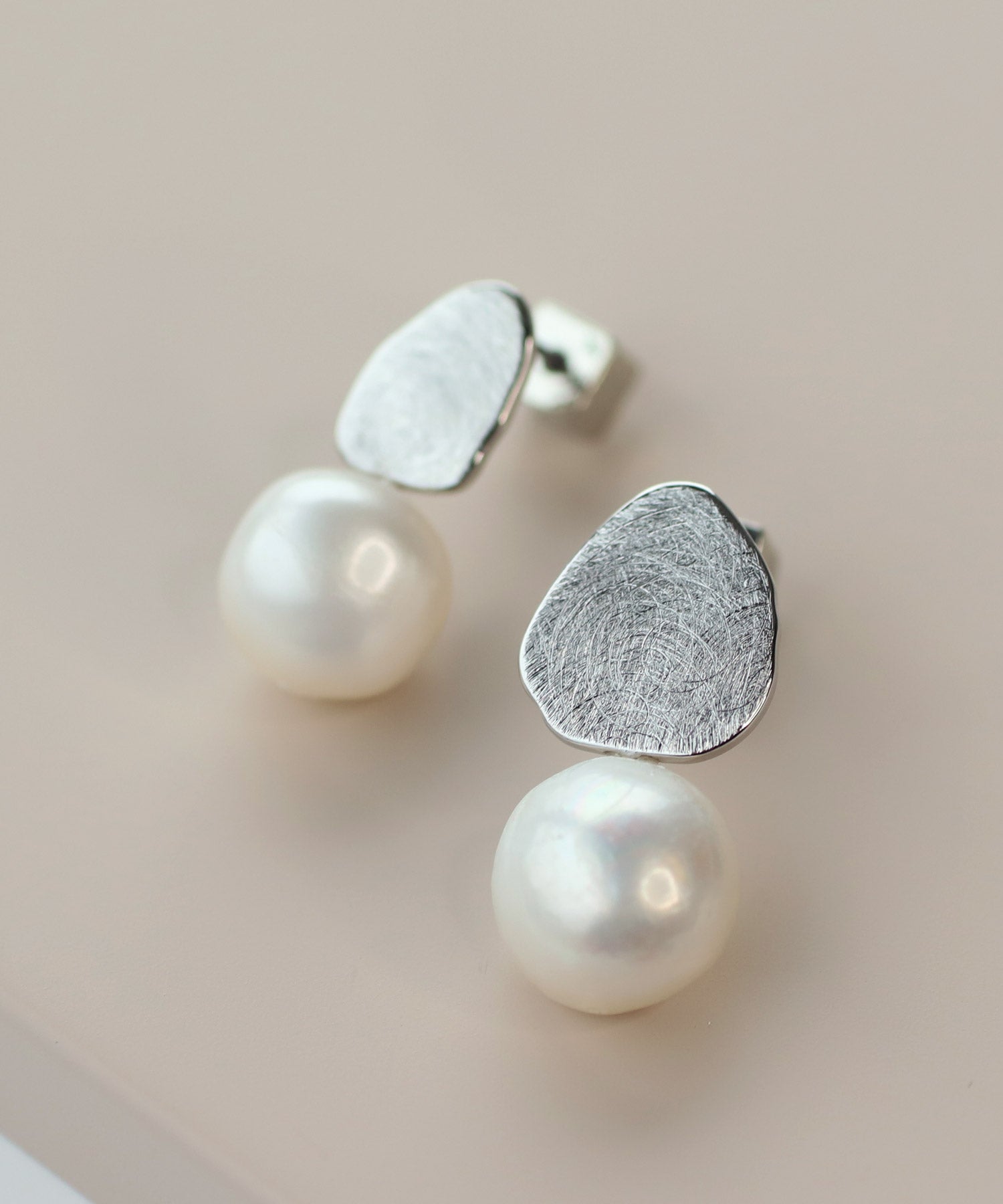 Pearl × Metal Asymmetry Earrings[Sheerchic](l0220010p) | mimi33