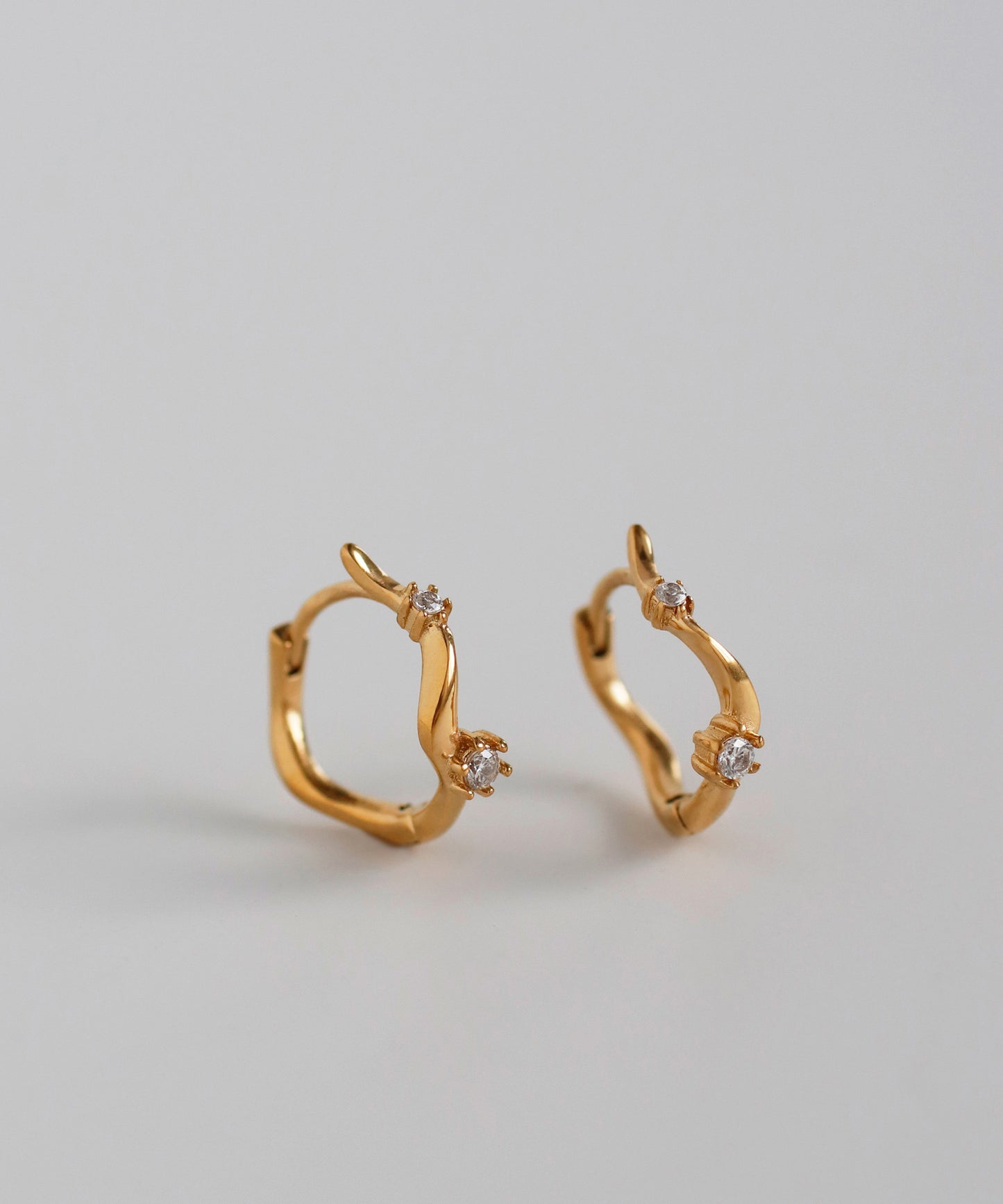 Bijou × Wavy Line Hoop Earrings [Sursical Stainless Steel]