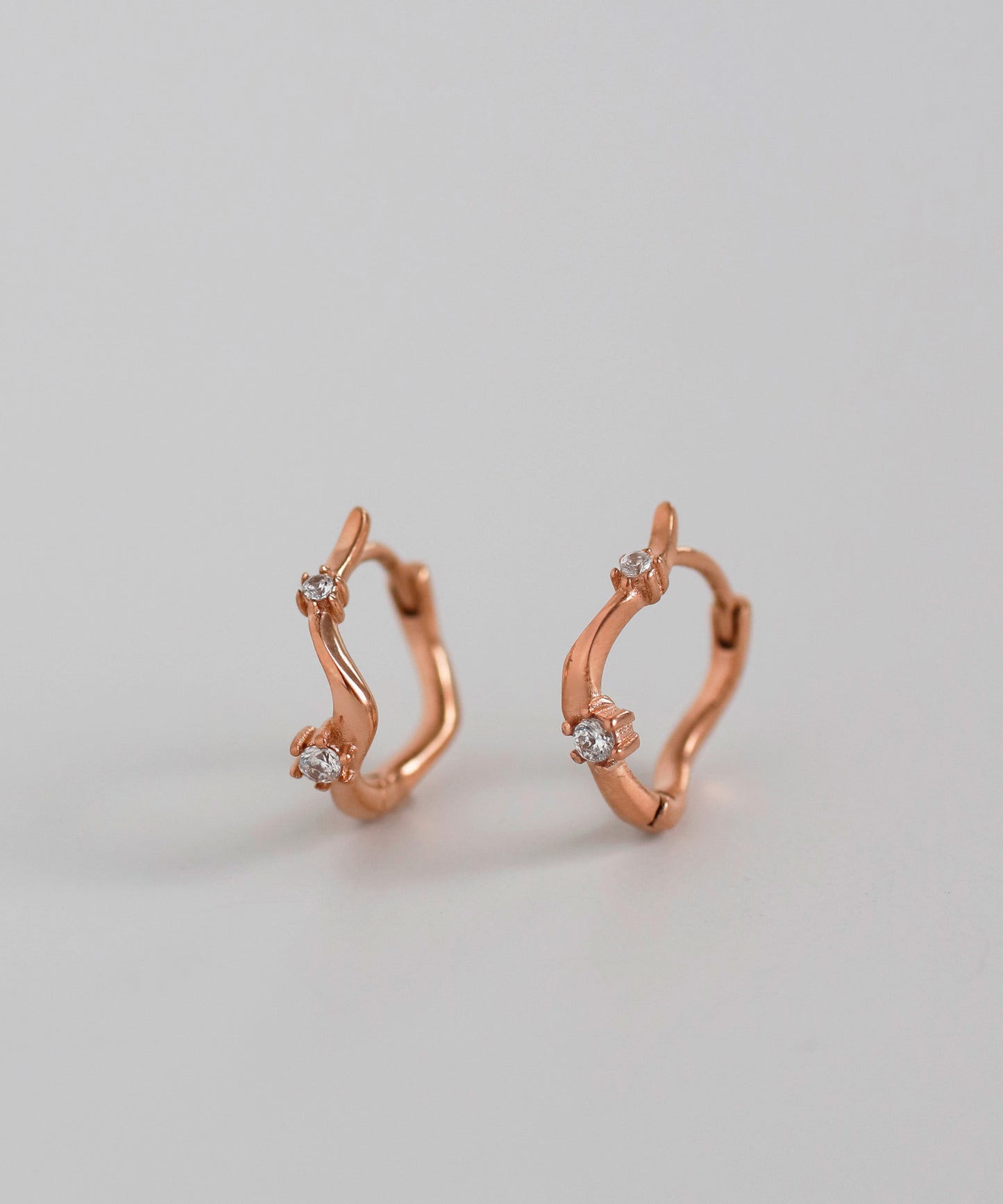 Bijou × Wavy Line Hoop Earrings [Sursical Stainless Steel]