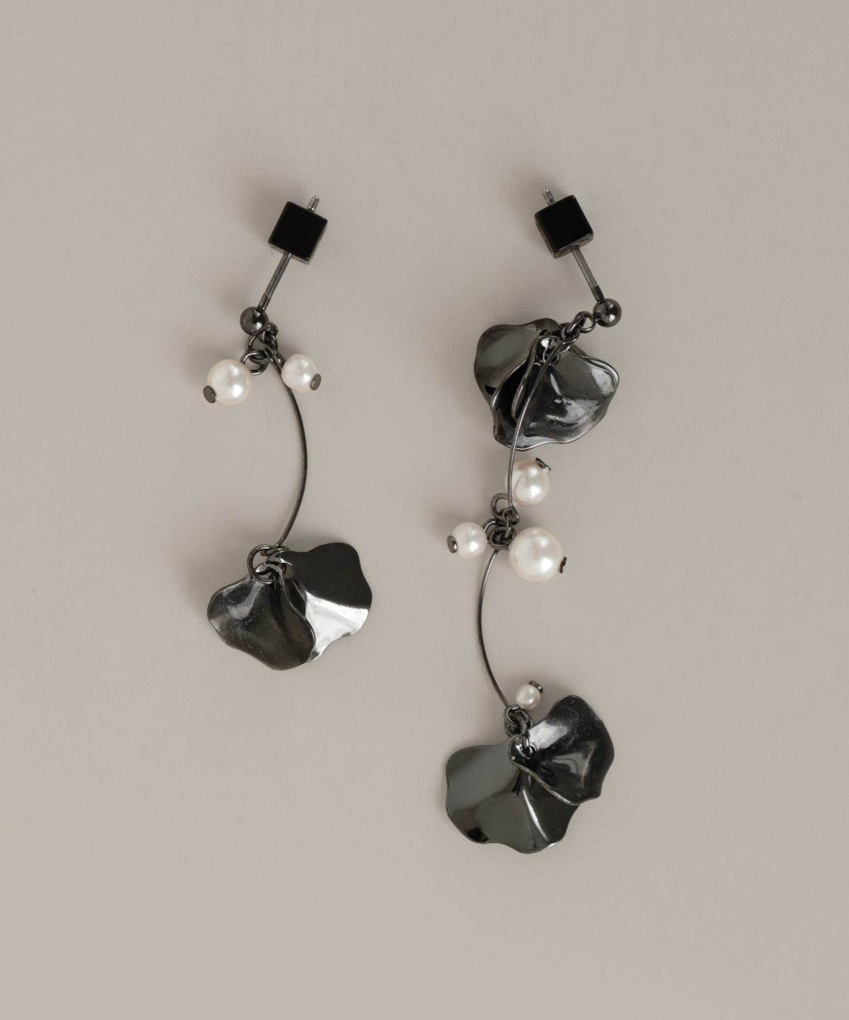 Pearl & Flower Asymmetric Earrings