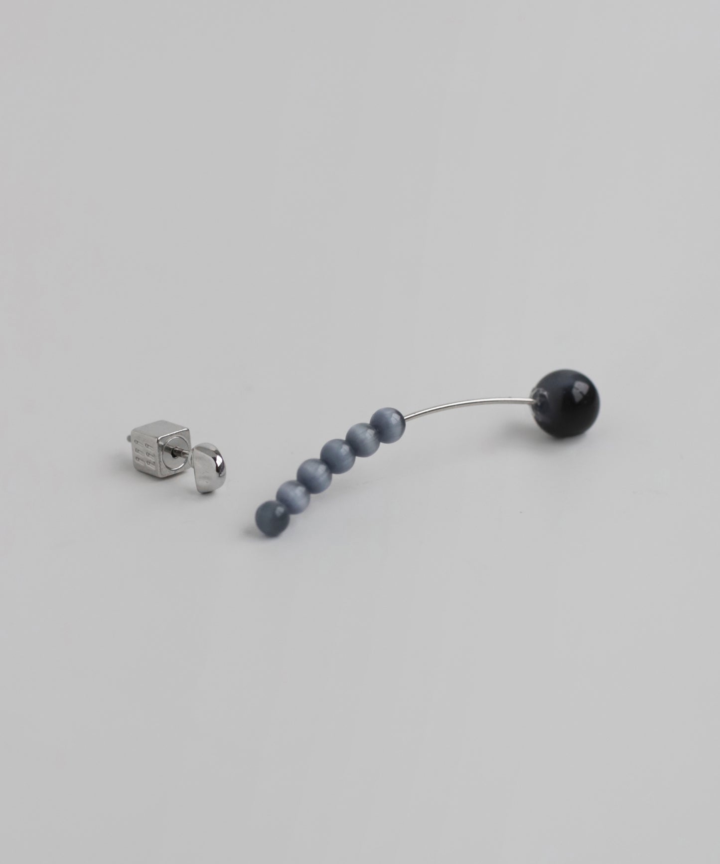 Gemstone × Arch Asymmetry Earrings [A]