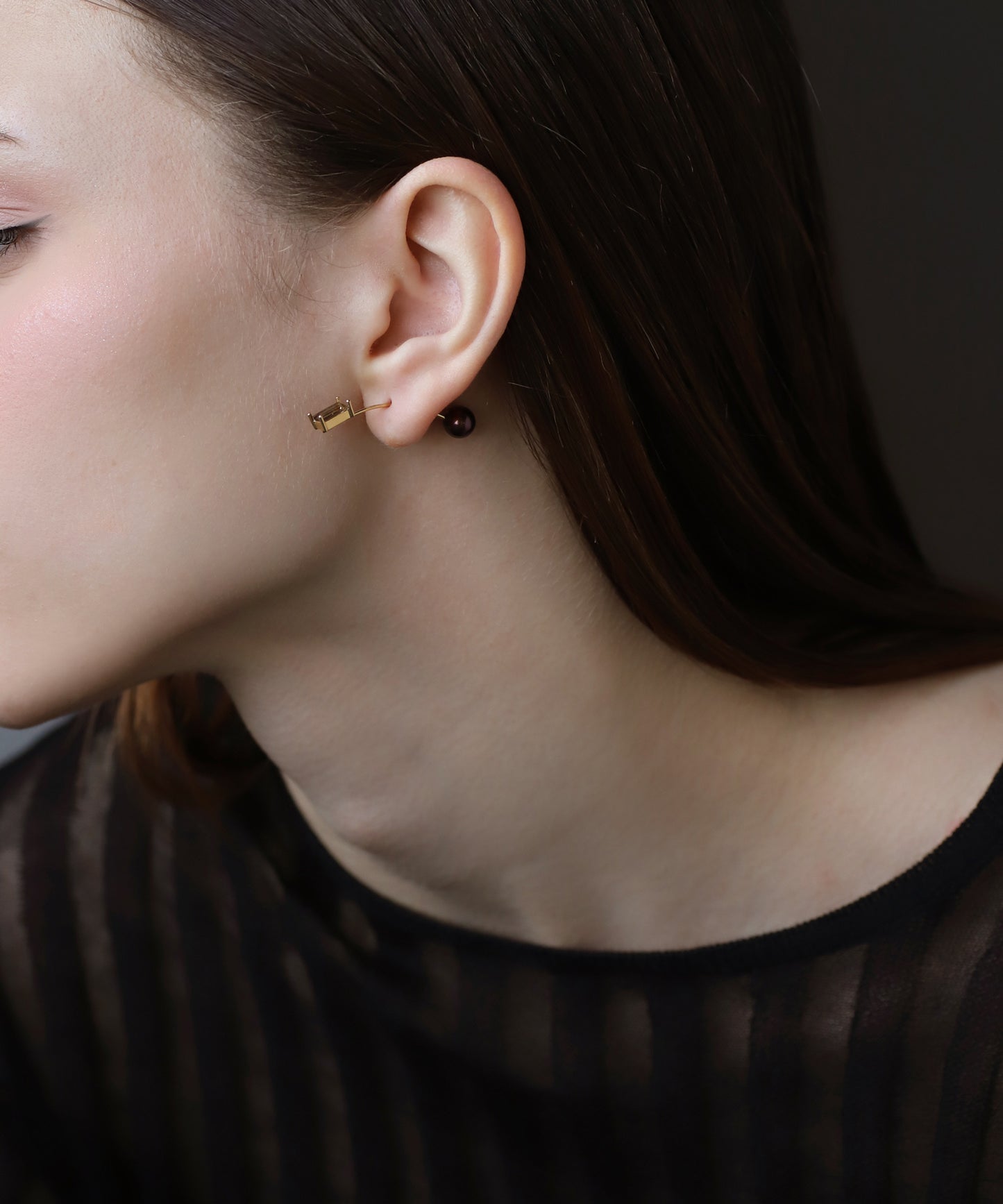 Gemstone × Arch Asymmetry Earrings [C]