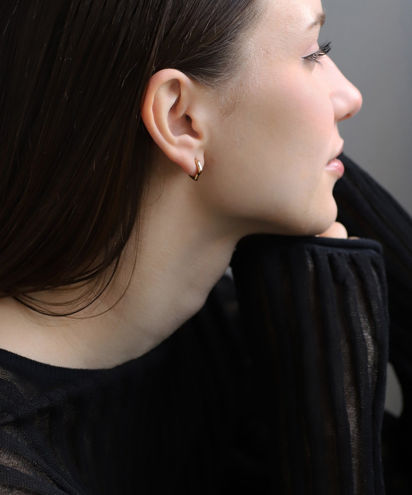 Gemstone × Arch Asymmetry Earrings [C]