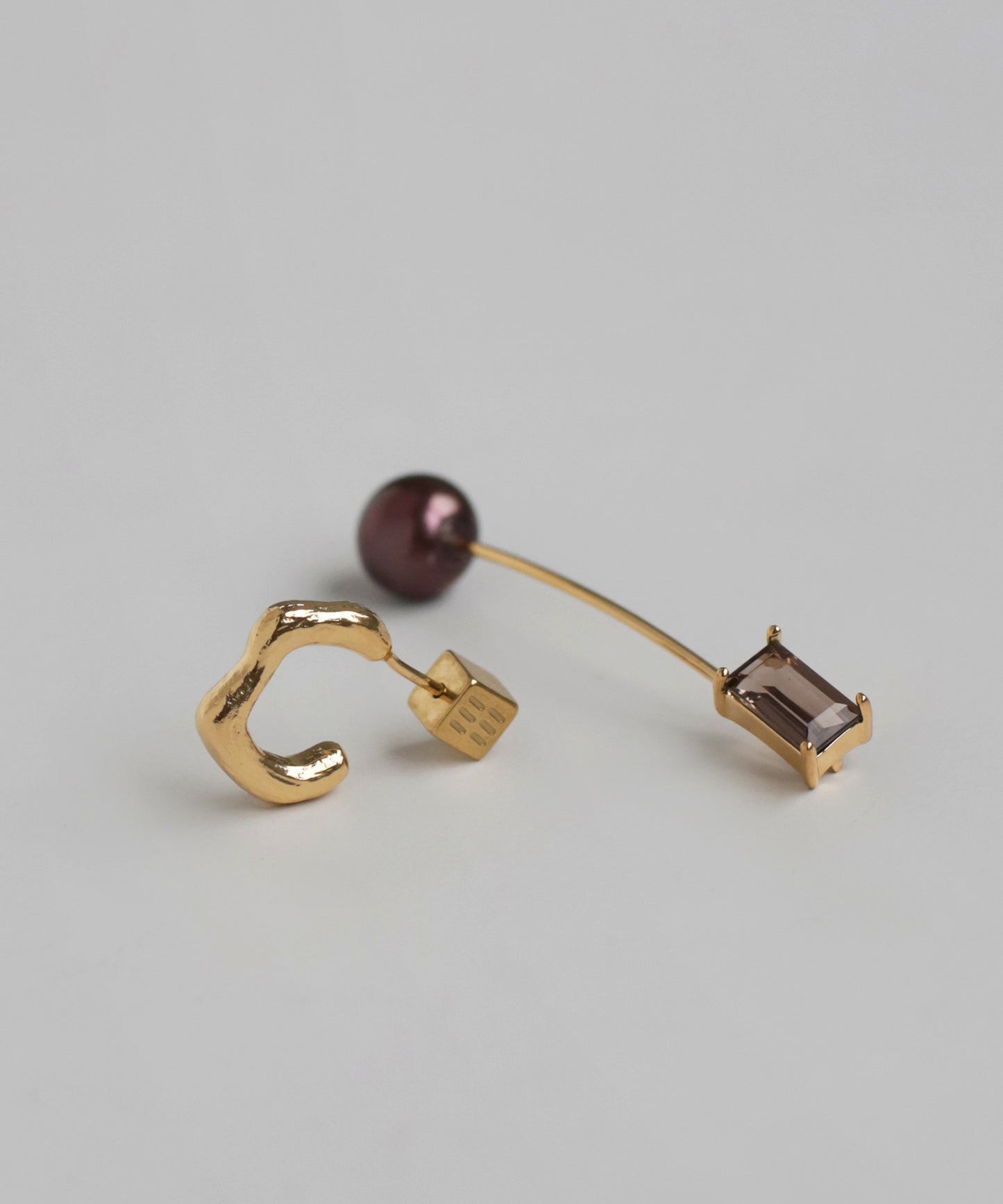 Gemstone × Arch Asymmetry Earrings [C]