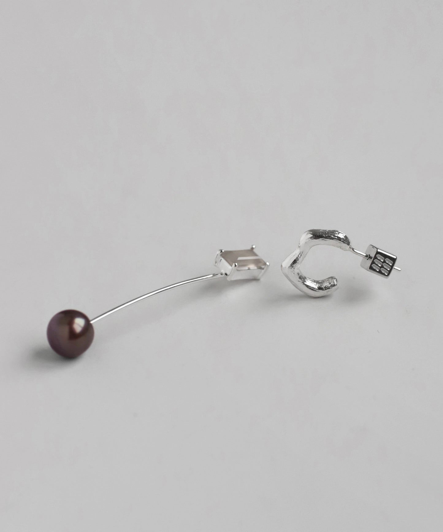 Gemstone × Arch Asymmetry Earrings [C]