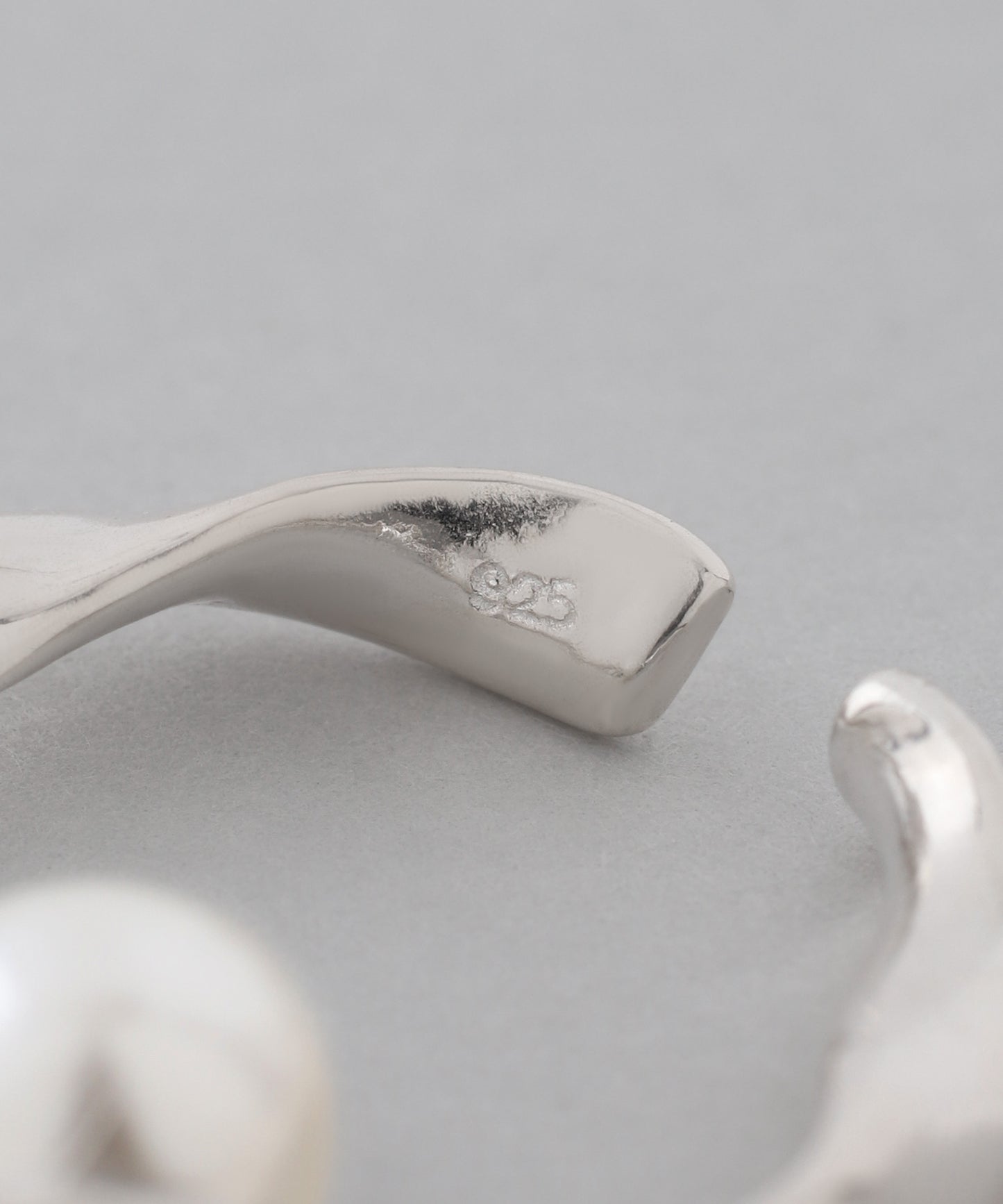 Pearl × Twisted Ear cuff [925 silver]