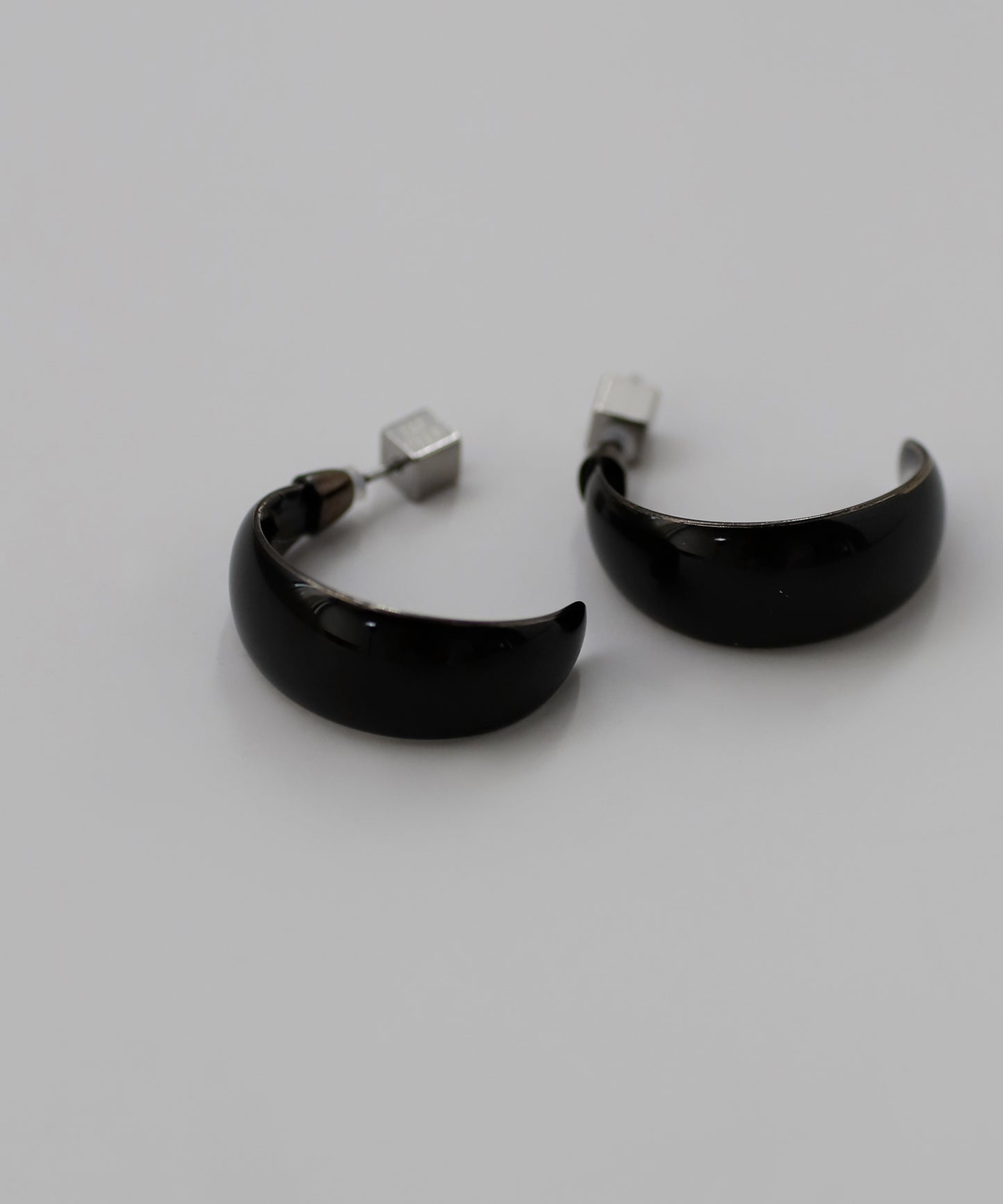 Bold Hoop Earrings [BK×WH]