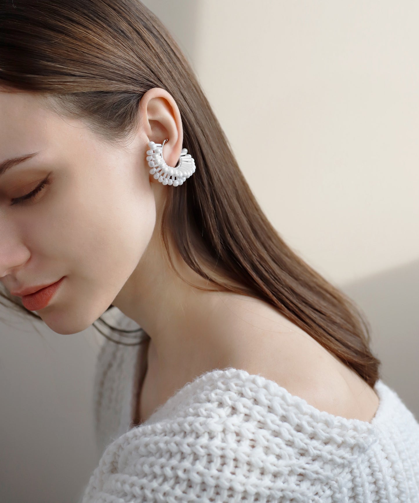 Monotone Beads Ear Cuff