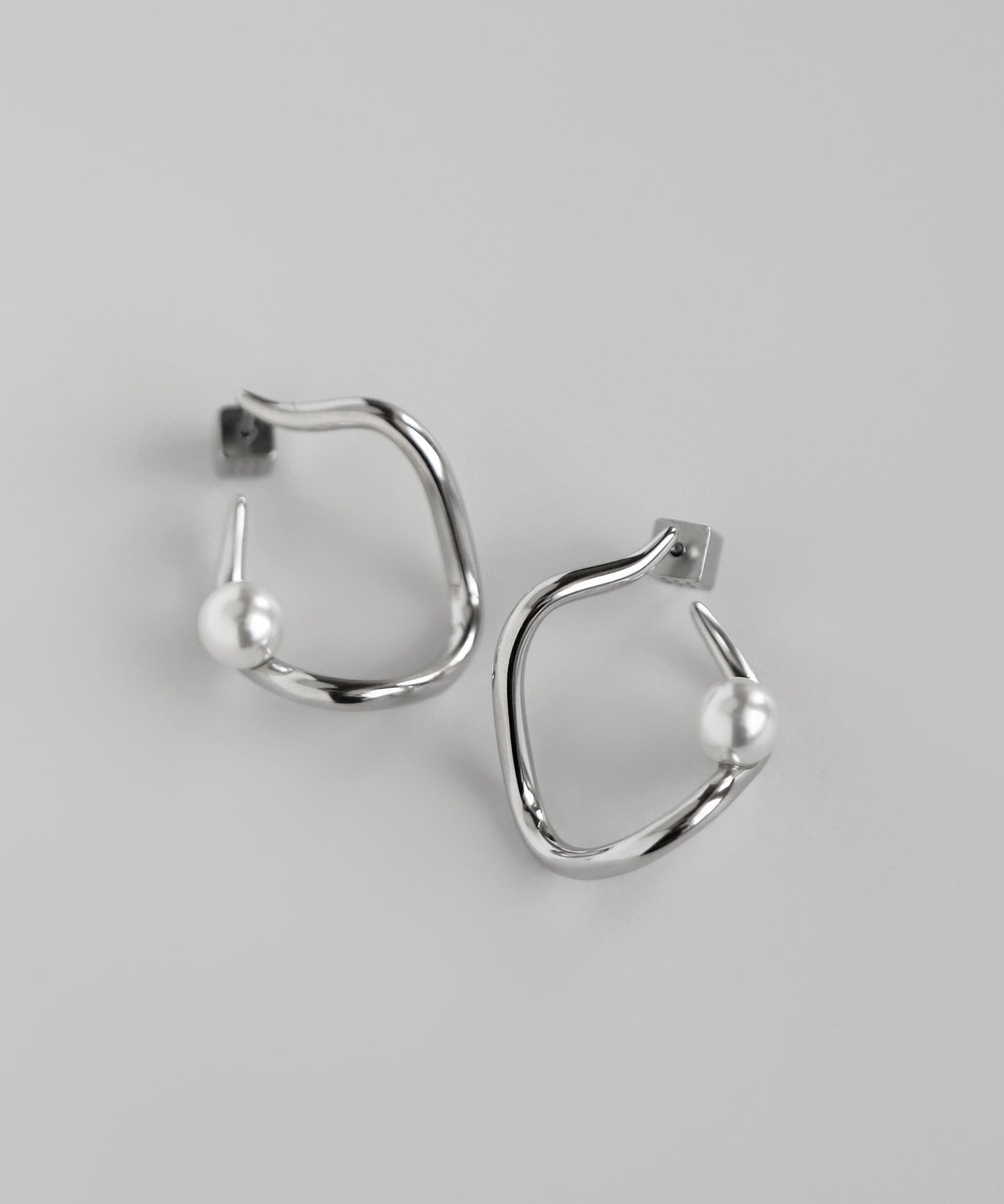 【Stainless Steel IP】Pearl × Nuance Line Earrings