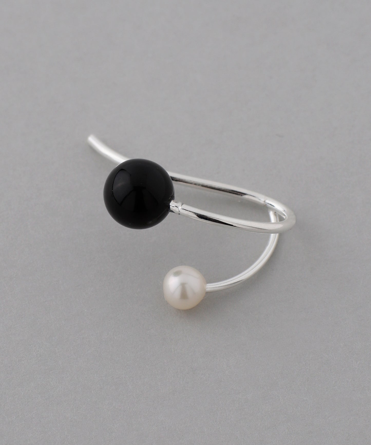 【Stainless Steel IP】Onyx x Pearl Ear Cuff