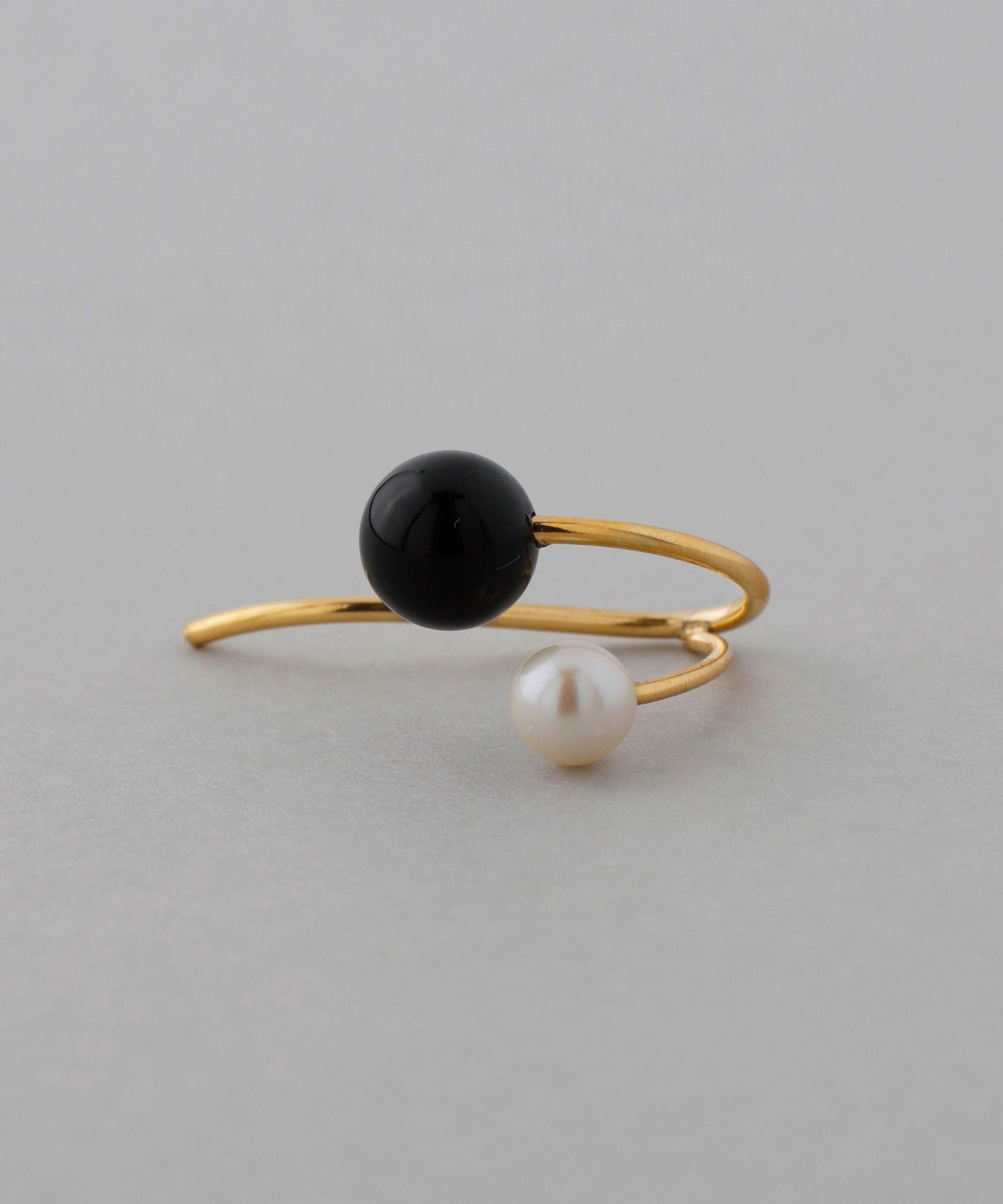【Stainless Steel IP】Onyx x Pearl Ear Cuff