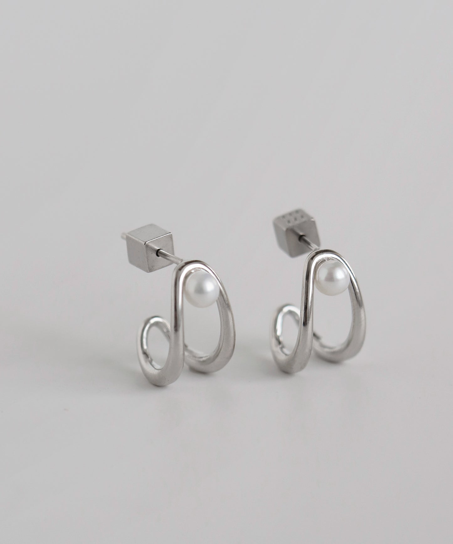 【Stainless Steel IP】Pearl & Metal Line Hoop Earrings