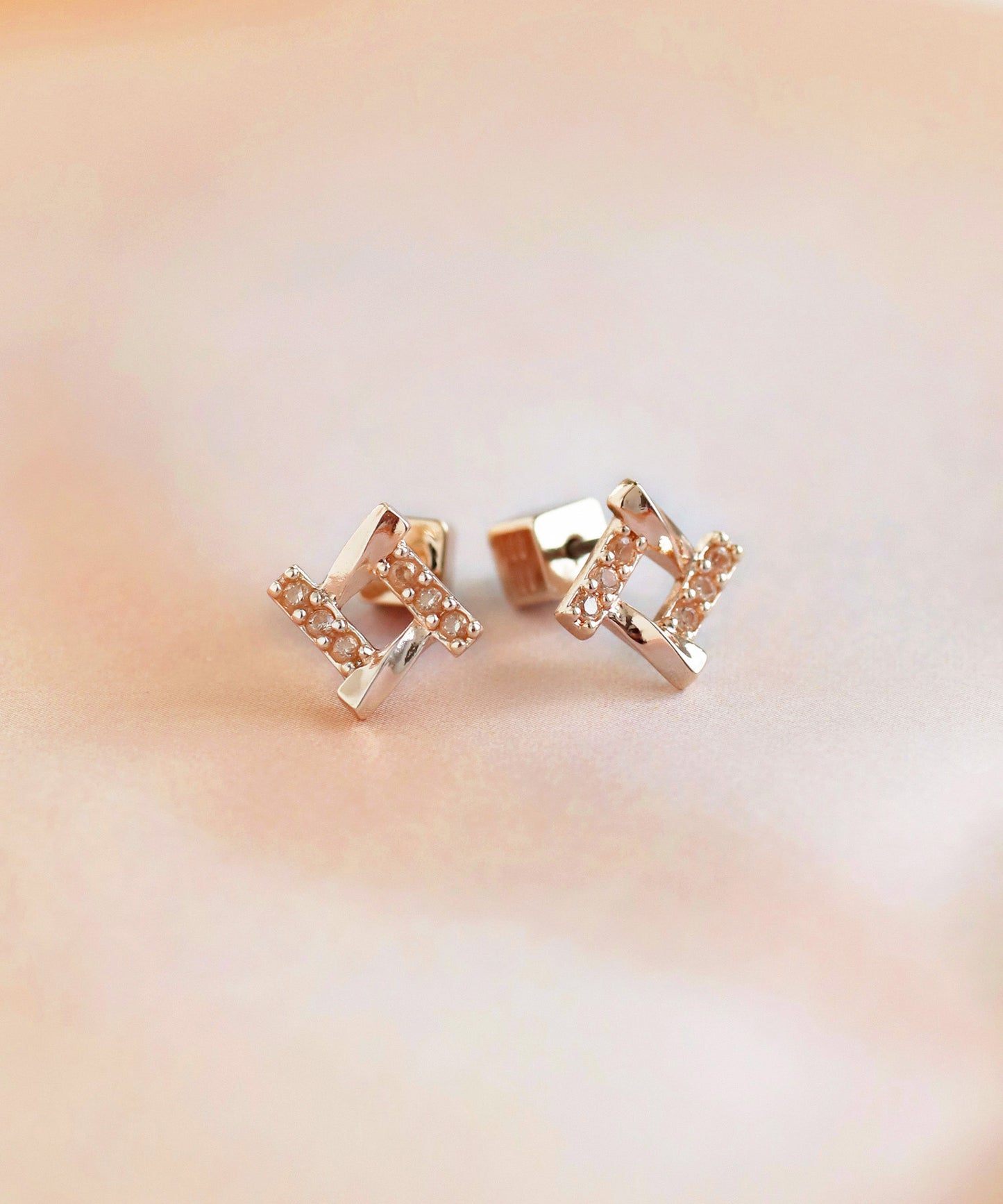 【Limited Qty with a Gift Box】Bijou Line SquareEarrings