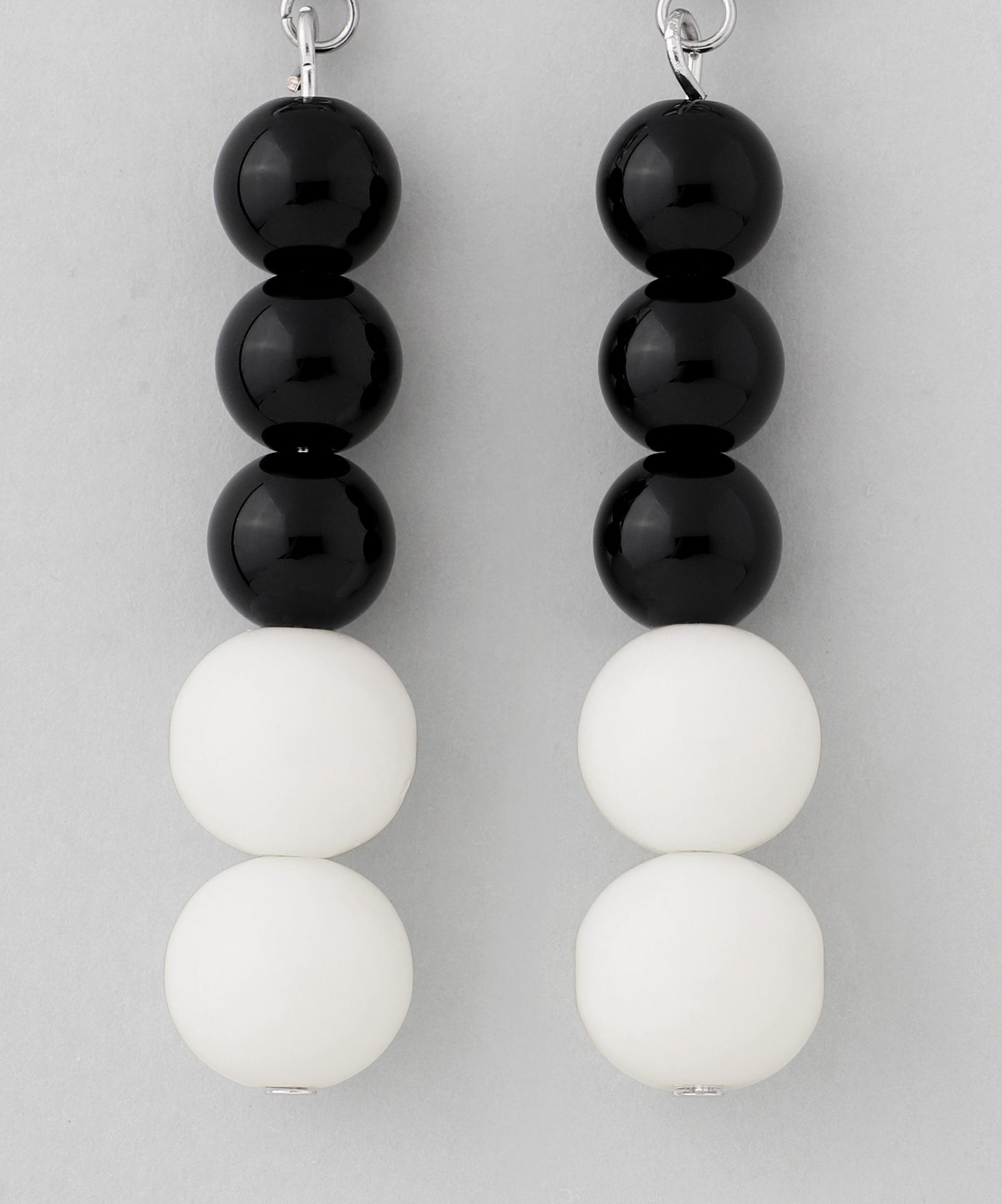 Shell × Onyx Hoop Earrings [BK×WH]