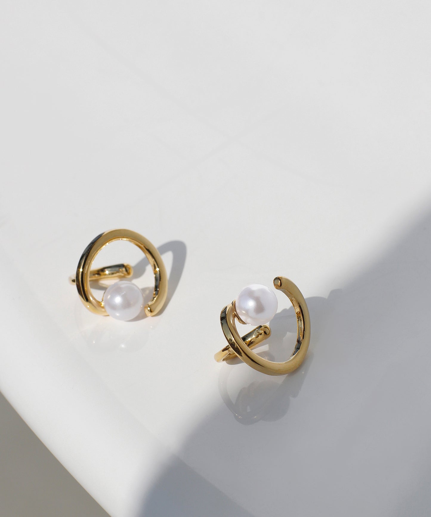 Pearl Metal Circle Clip On Earrings [Sheerchic]