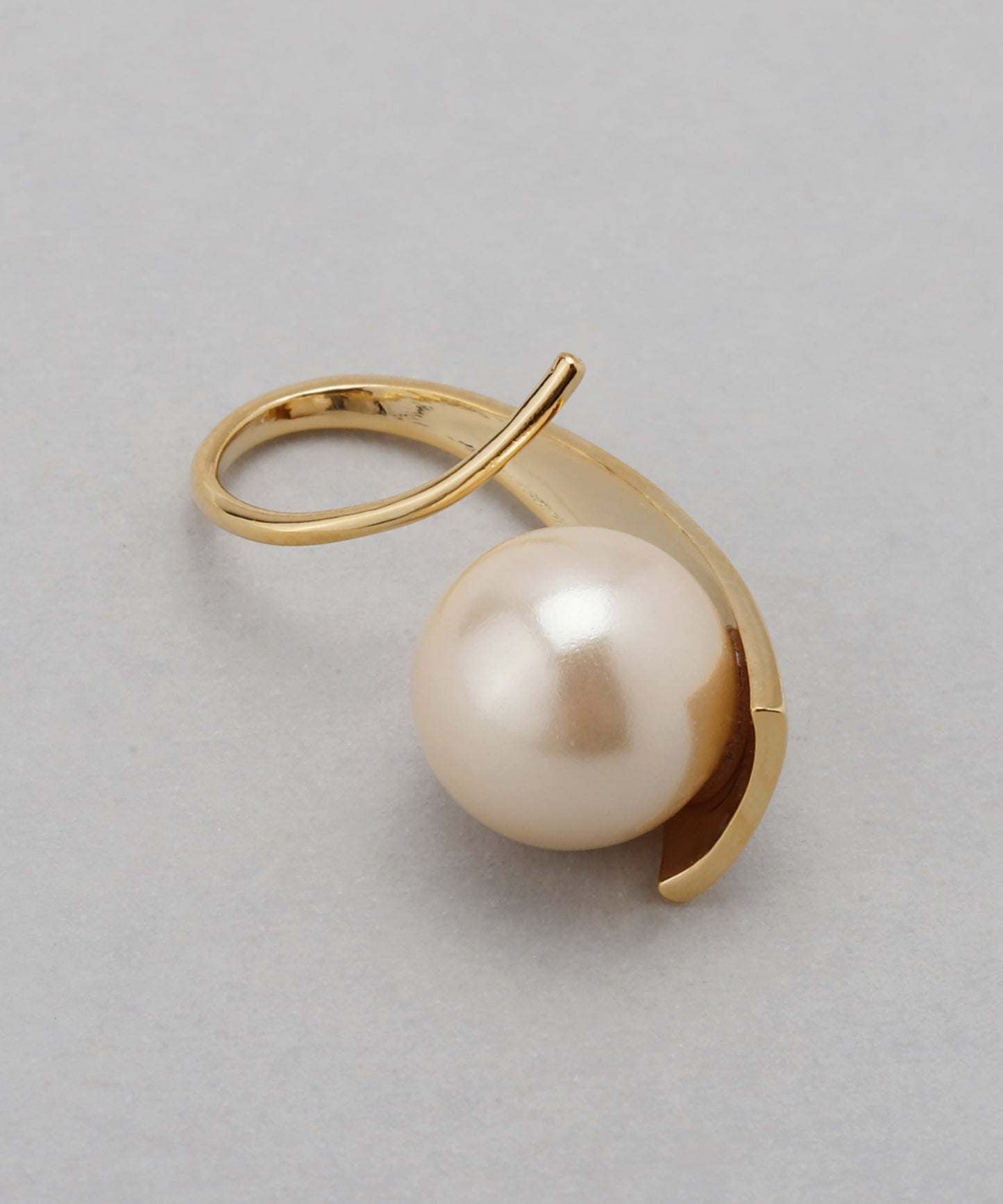Shell Pearl Coiled Earrings [Sheerchic]