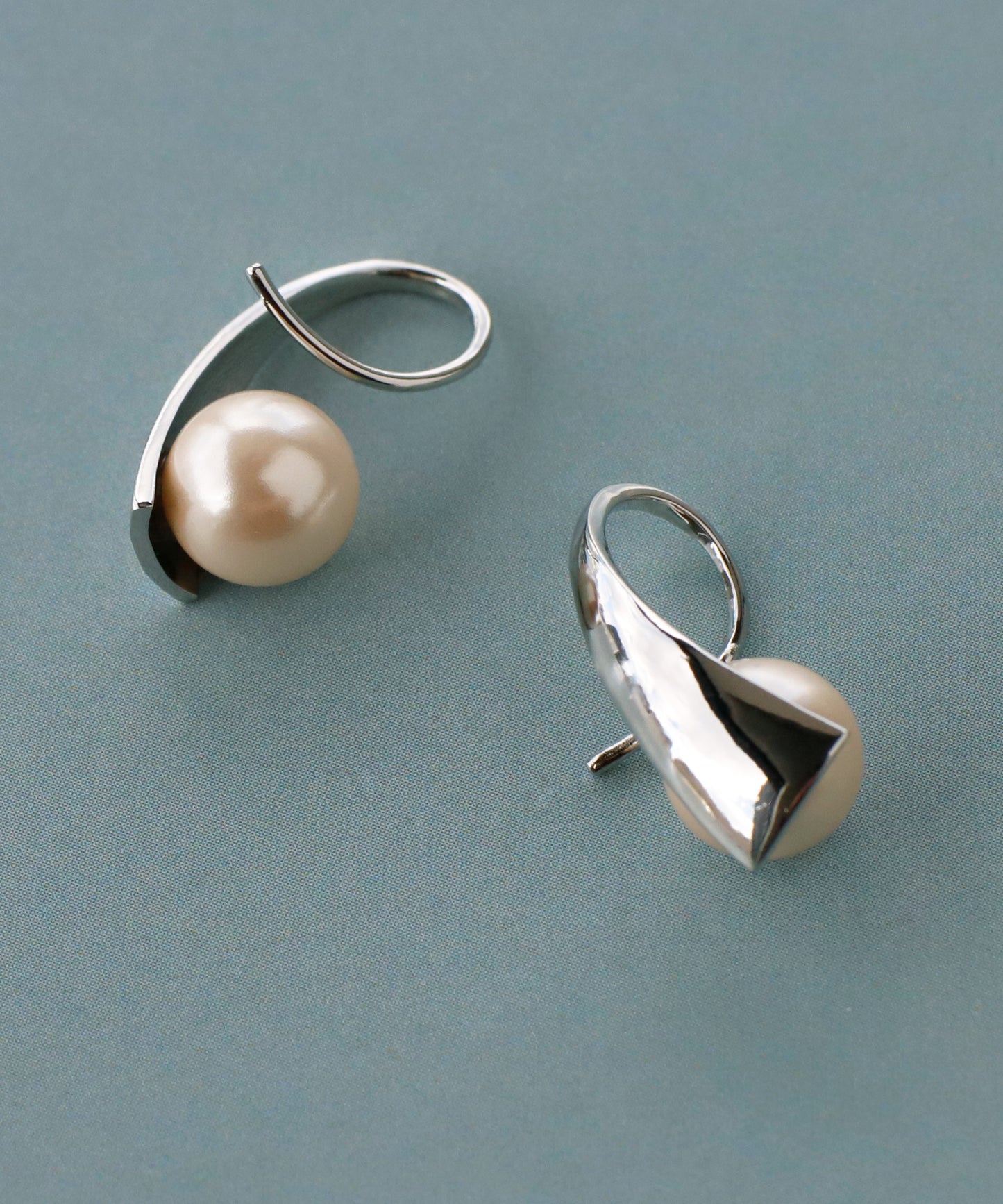 Shell Pearl Coiled Earrings [Sheerchic]