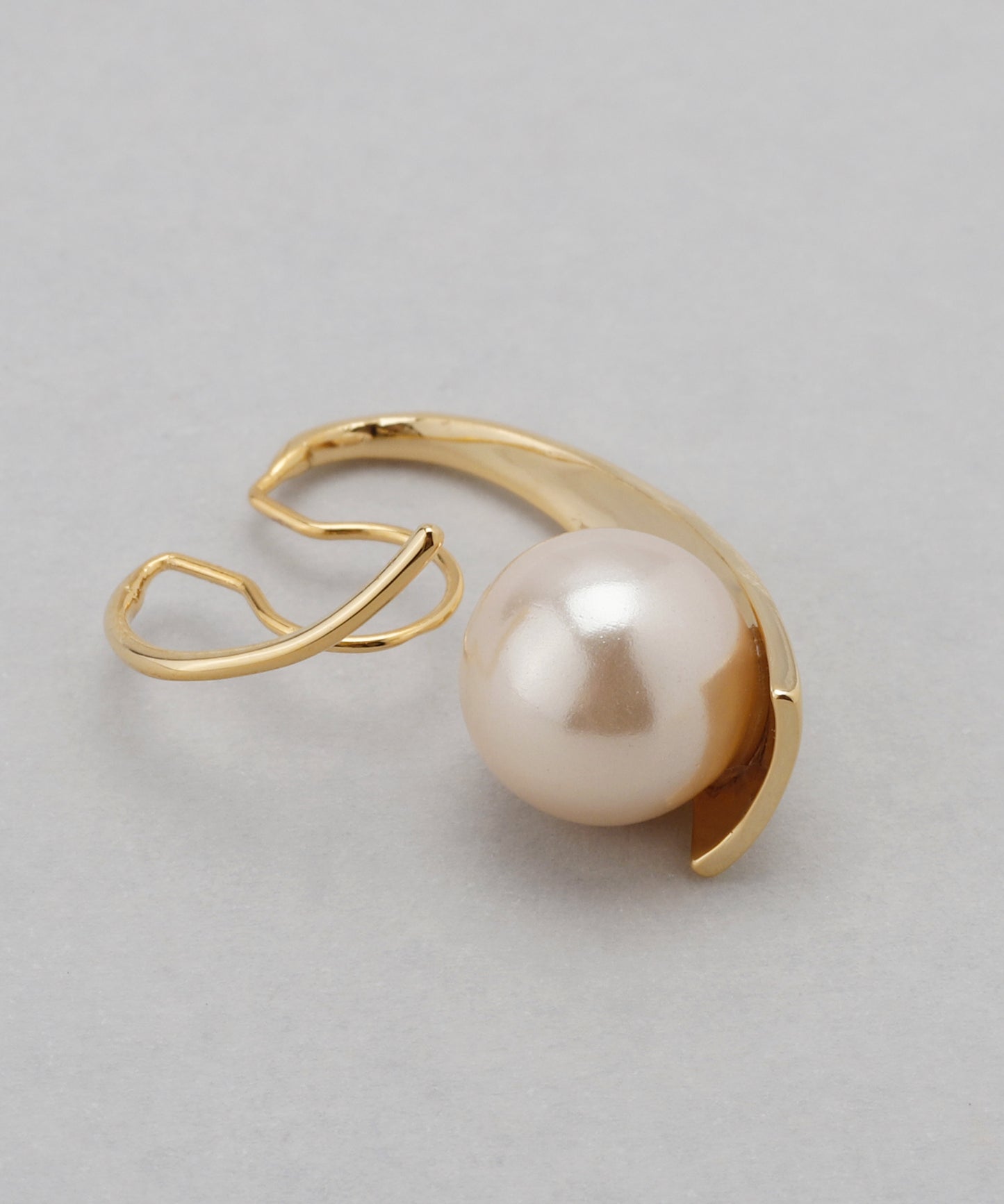 Shell Pearl Coiled Clip On Earrings [Sheerchic]