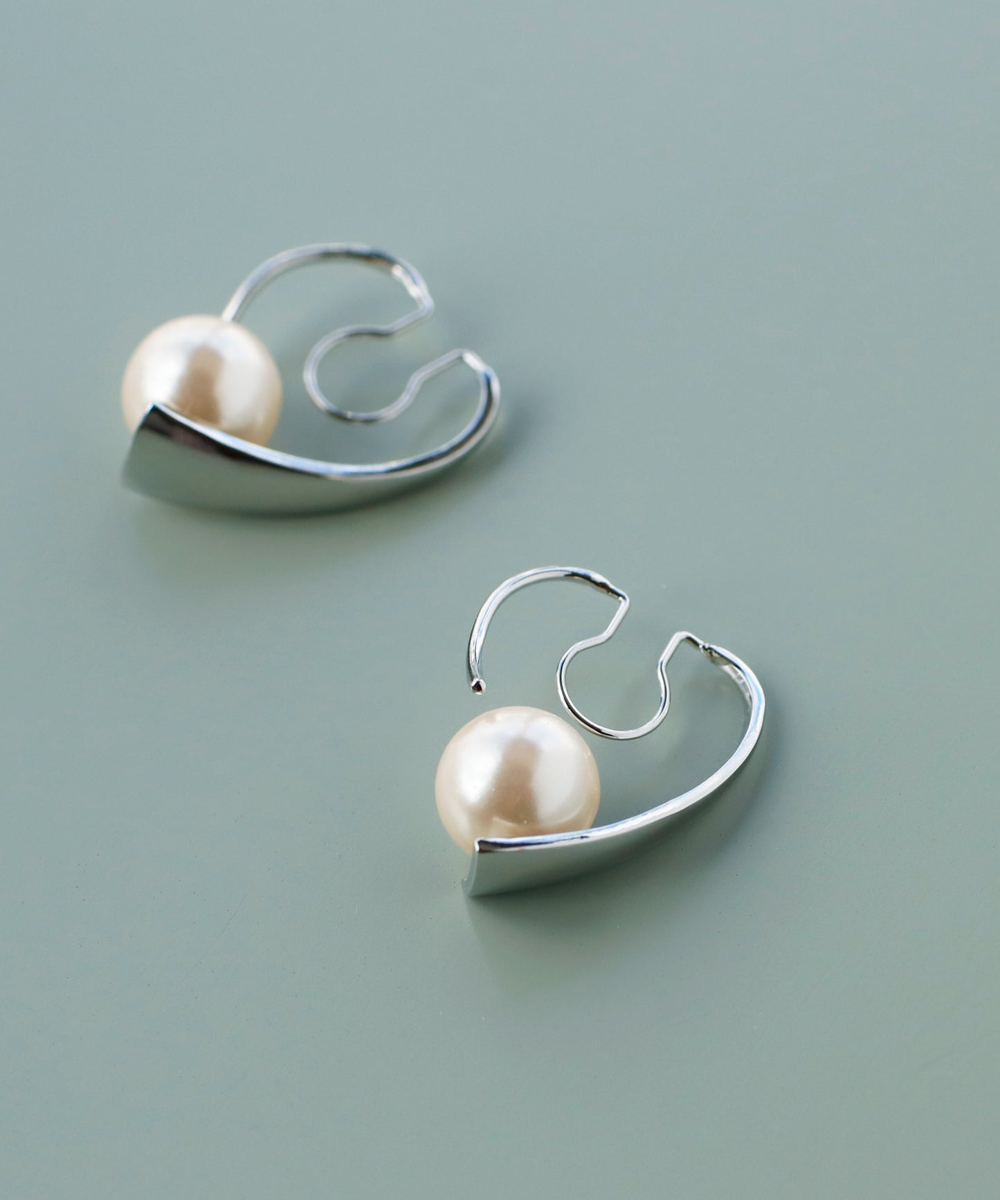 Shell Pearl Coiled Clip On Earrings [Sheerchic]