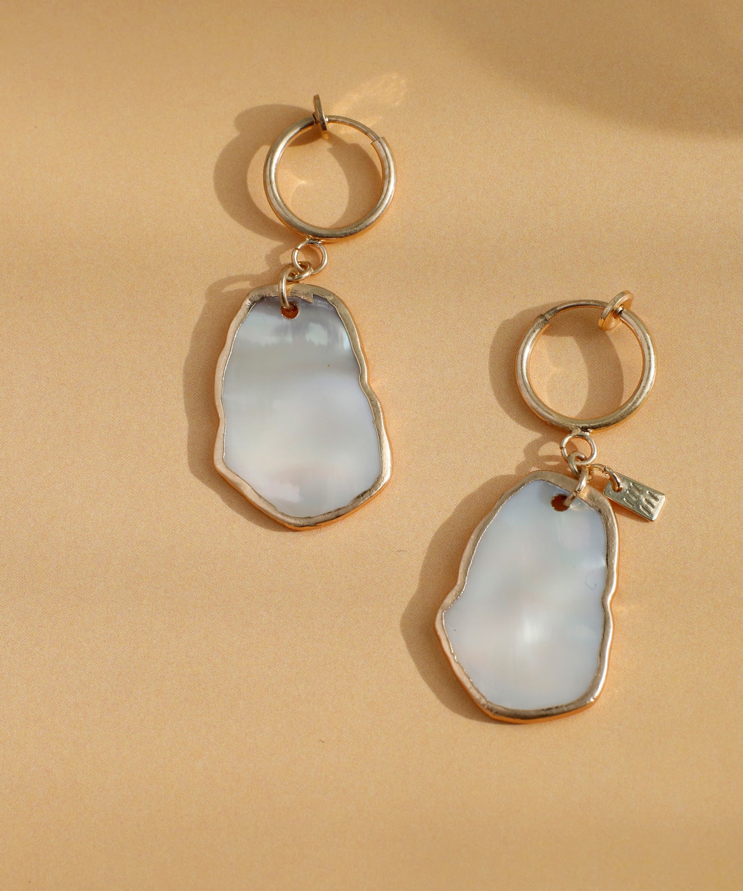 Nuance Shell Plate Clip On Earrings [Ownideal]