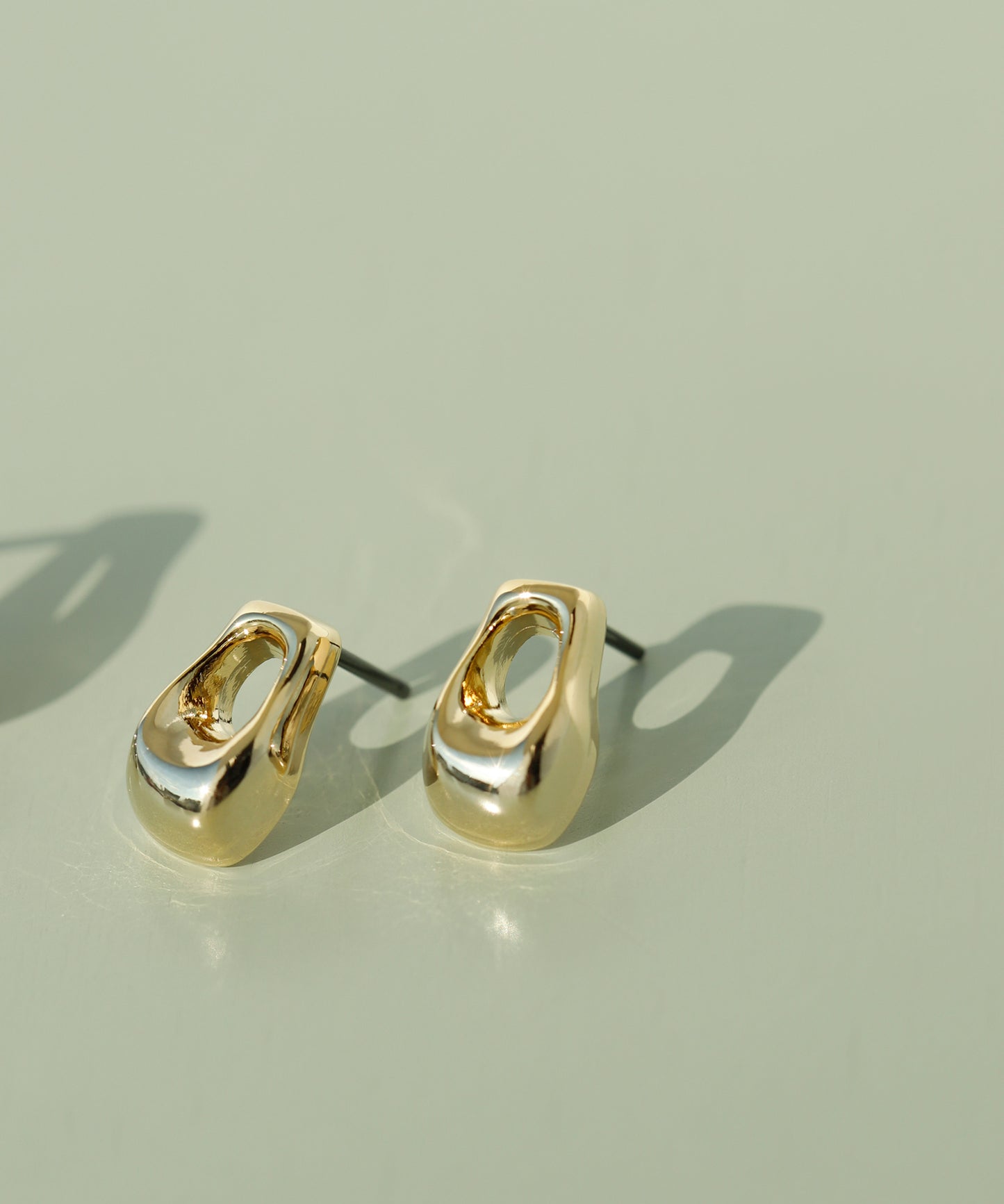 Nuanced Metal Earrings [Basic]