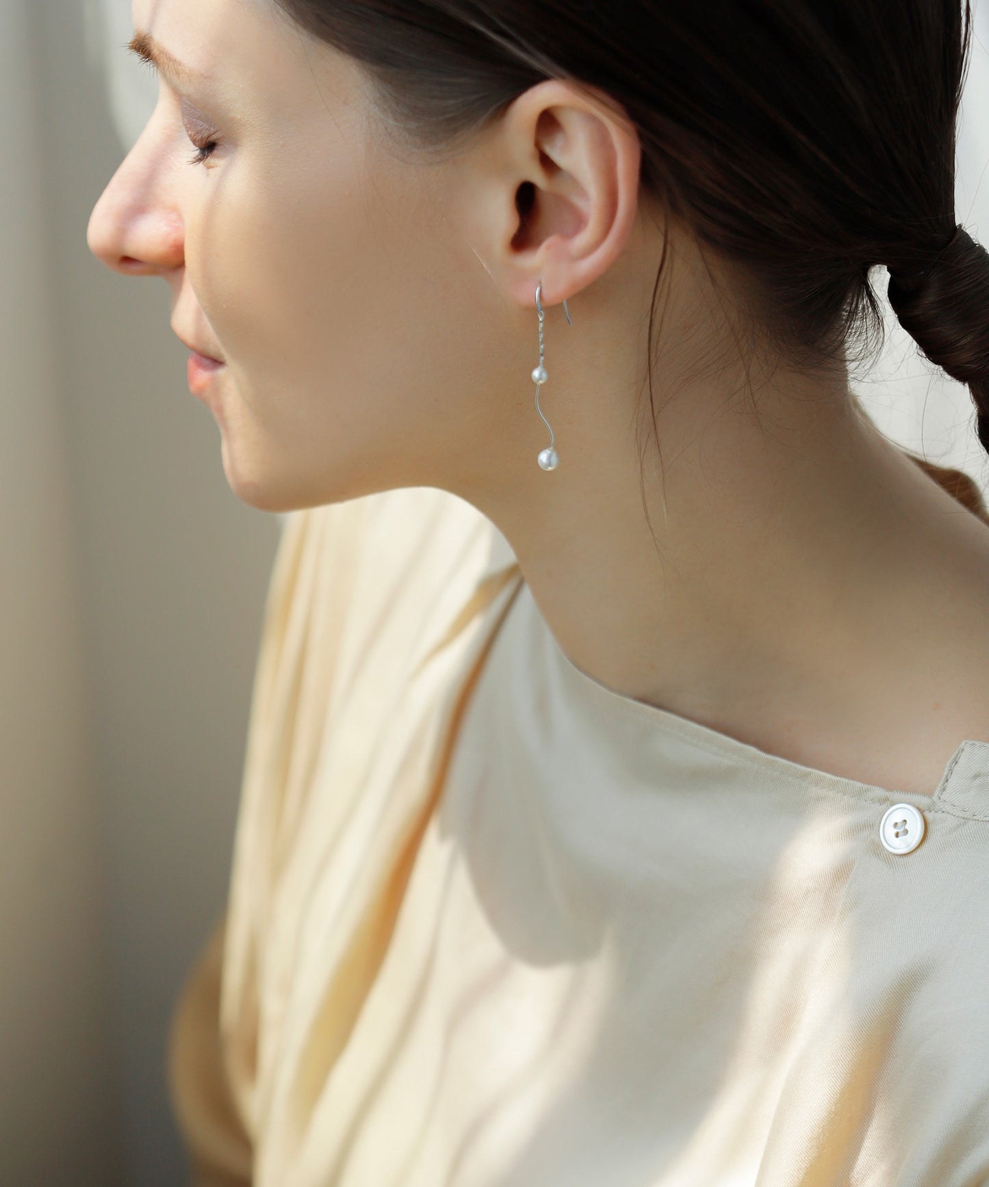 Pearl × Wavy line Asymmetrical Earrings [B][UMU][Sheerchic]