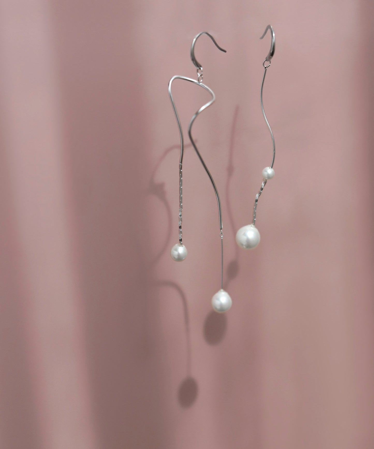 Pearl × Wavy line Asymmetrical Earrings [C][UMU][Sheerchic]