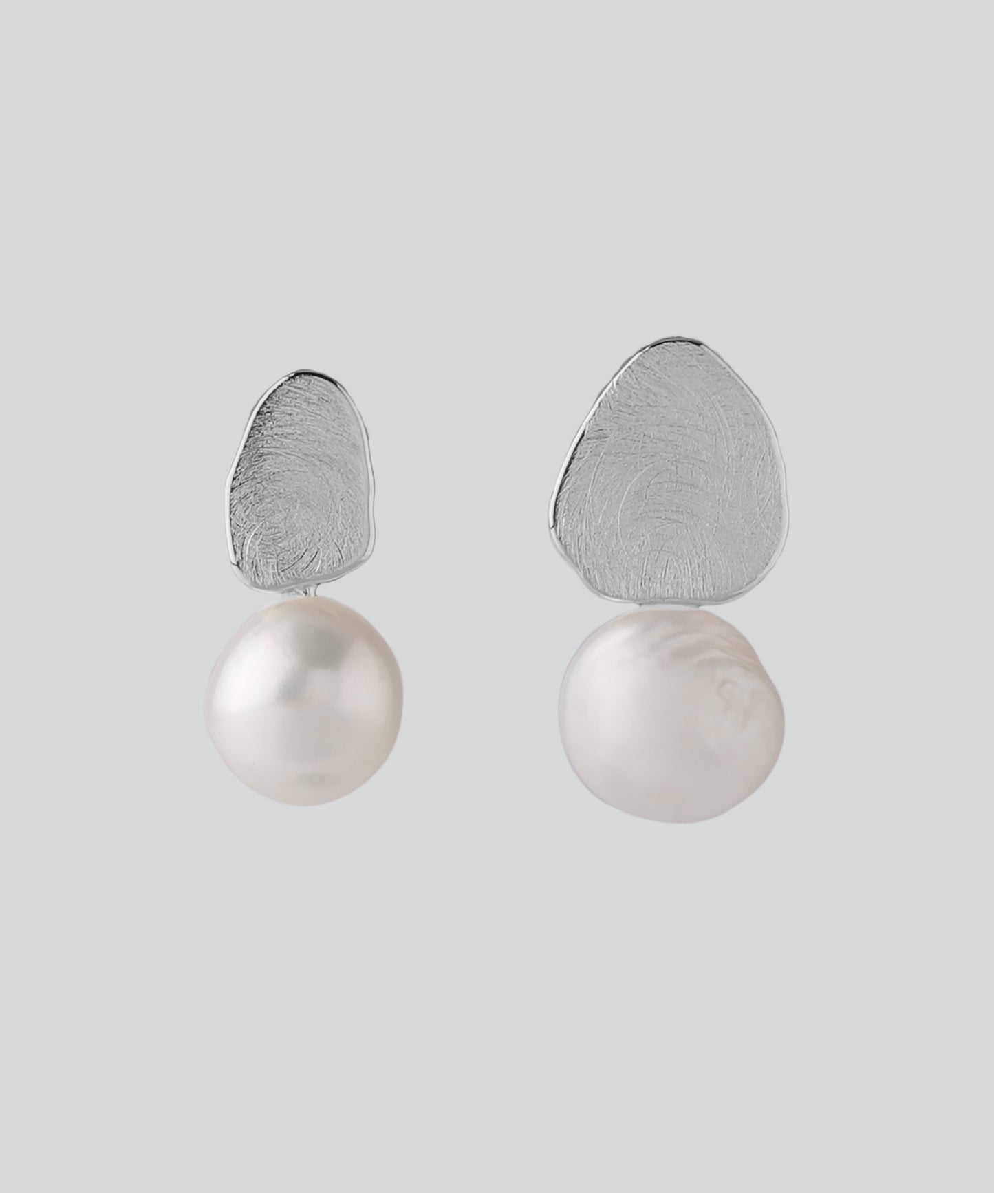 Pearl × Metal Asymmetry Earrings