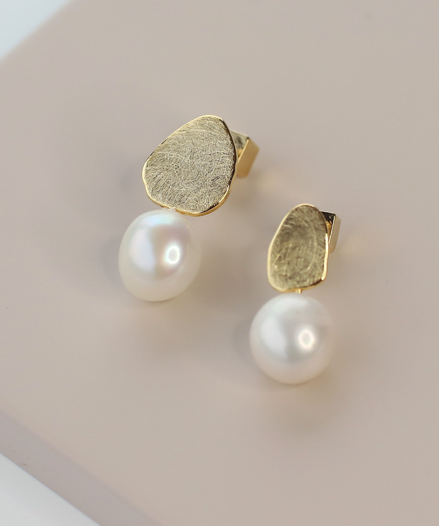 Pearl × Metal Asymmetry Earrings[Sheerchic](l0220010p) | mimi33