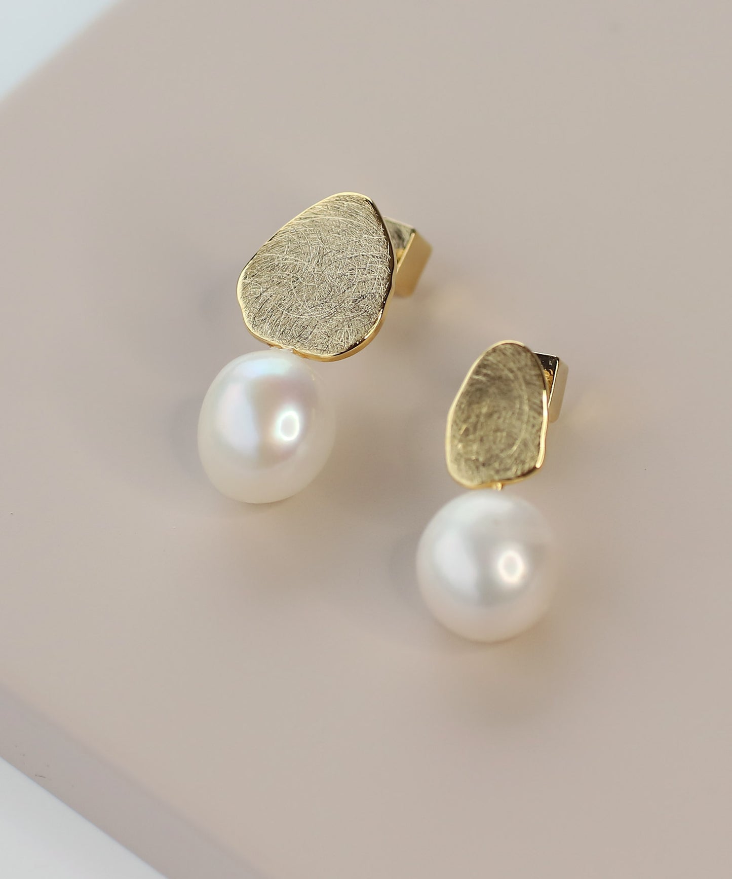 Pearl × Metal Asymmetry Earrings[Sheerchic]
